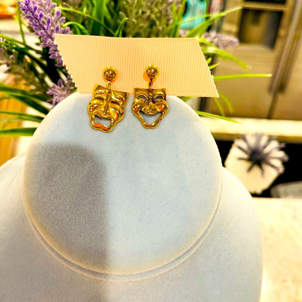Comedy and Tragedy mask earrings. Gold tone with some tarnishing. Delightful! 🎭